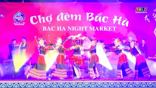 Đoàn Ca múa nhạc dân tộc - Nhà hát Ca múa nhạc Quân đội biểu diễn tại chợ đêm Bắc Hà