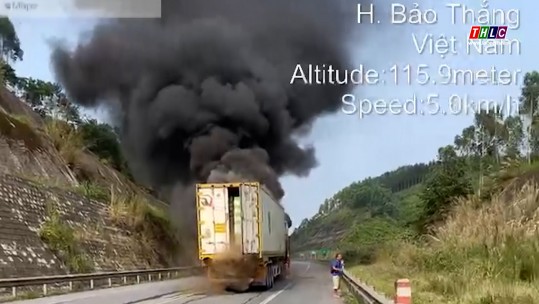 Xe container cháy rụi phần đầu trên cao tốc Nội Bài – Lào Cai