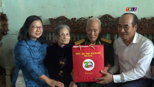 Phó Bí thư Thường trực Tỉnh ủy Vũ Xuân Cường thăm, tặng quà tri ân các chiến sĩ Điện Biên