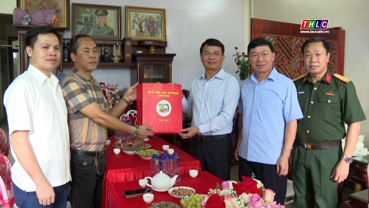 Bí thư Tỉnh ủy Đặng Xuân Phong thăm, tặng quà chiến sĩ Điện Biên