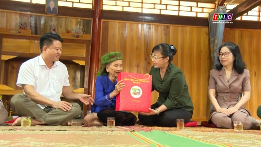 Phó Chủ tịch UBND tỉnh Giàng Thị Dung thăm, tặng quà dân công hỏa tuyến, chiến sĩ Điện Biên