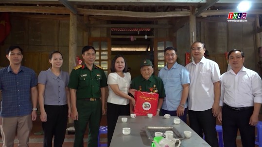Đồng chí Lý Thị Vinh thăm, tặng quà chiến sỹ Điện Biên tại huyện Bảo Yên