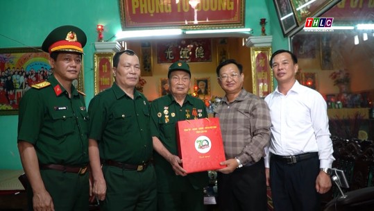 Chủ tịch Ủy ban Mặt trận Tổ quốc Việt Nam tỉnh Giàng Seo Vần thăm, tặng quà chiến sĩ Điện Biên tại huyện Bảo Thắng