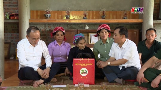 Trưởng Ban Tổ chức Tỉnh ủy Phạm Toàn Thắng thăm, tặng quà dân công hỏa tuyến tham gia chiến dịch Điện Biên Phủ