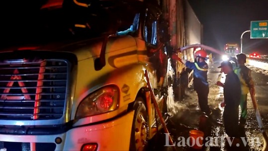 Cháy xe đầu kéo trên cao tốc Nội Bài – Lào Cai