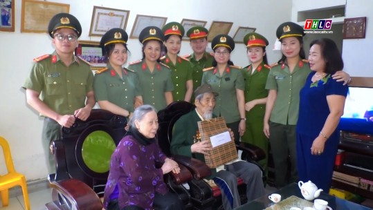 Đoàn công tác Công an tỉnh tặng quà cựu chiến binh tham gia chiến dịch Điện Biên Phủ