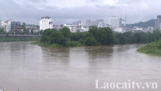 Mực nước sông Hồng dâng cao do mưa lũ