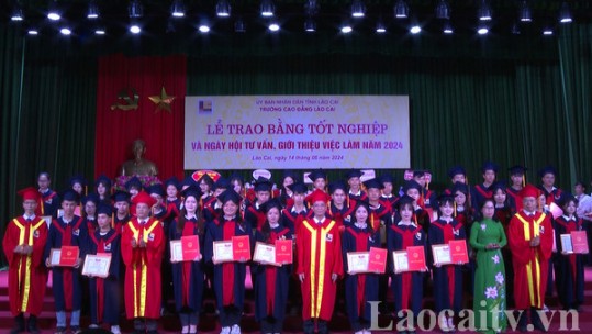 Lễ trao bằng tốt nghiệp và ngày hội việc làm tại Trường Cao đẳng Lào Cai