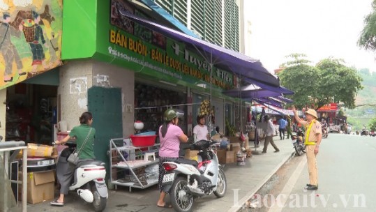 Xử lý nghiêm vi phạm hành lang an toàn giao thông trên địa bàn thành phố Lào Cai