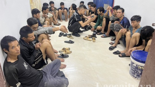 Lào Cai: Phối hợp bắt giữ xe ô tô chở 19 người nghiện ma túy