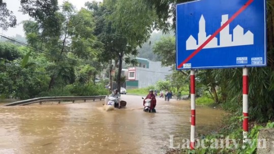 Lào Cai mưa lớn gây ngập một số tuyến đường