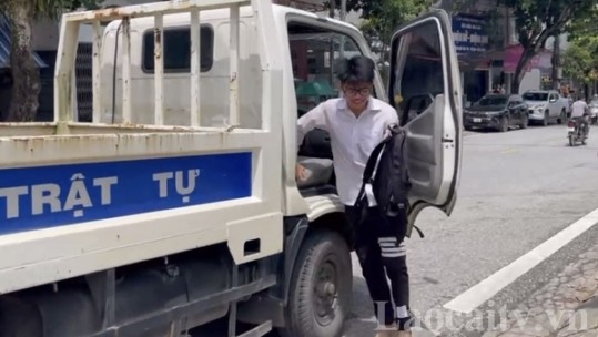 Cảnh sát giao thông huyện Bảo Thắng hỗ trợ học sinh đến điểm thi kịp thời