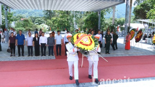 Đoàn đại biểu tỉnh Lào Cai dâng hương các khu di tích lịch sử tại Hà Giang