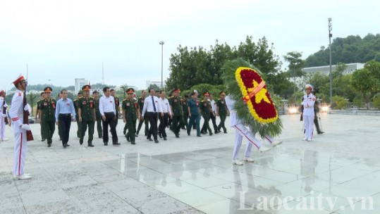 Đoàn đại biểu Đại hội Thi đua Quyết thắng Lực lượng vũ trang tỉnh dâng hương, tưởng niệm các anh hùng liệt sĩ