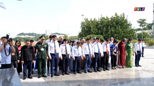 Đoàn đại biểu Đại hội MTTQ Việt Nam tỉnh Lào Cai dâng hương Chủ tịch Hồ Chí Minh và các Anh hùng liệt sĩ