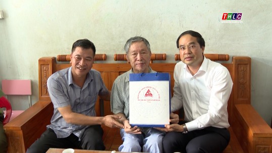 Chủ tịch UBND tỉnh Trịnh Xuân Trường thăm, tặng quà gia đình chính sách tại Bát Xát