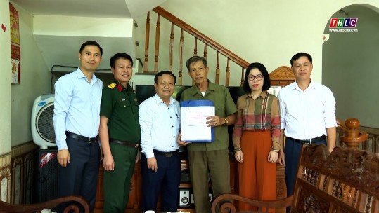Đồng chí Nguyễn Trọng Hài, Phó Chủ tịch UBND tỉnh thăm, tặng quà gia đình có công tại Mường Khương