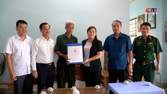 Phó Chủ tịch UBND tỉnh Giàng Thị Dung thăm, tặng quà người có công với cách mạng trên địa bàn huyện Bảo Thắng