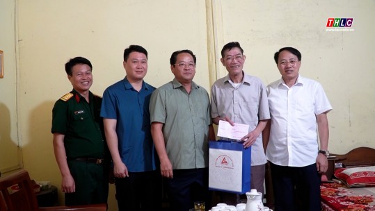 Lãnh đạo tỉnh thăm, tặng quà gia đình có công tại huyện Bắc Hà và huyện Si Ma Cai