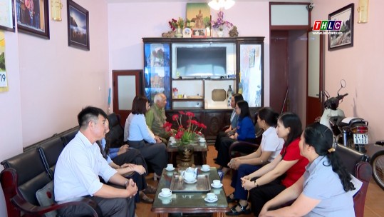 Trưởng Ban Dân vận Tỉnh ủy Lý Thị Vinh thăm, tặng quà gia đình chính sách thị xã Sa Pa