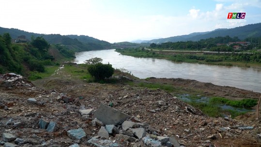 Mưa lũ gây sạt lở bờ sông Hồng đoạn qua thành phố Lào Cai