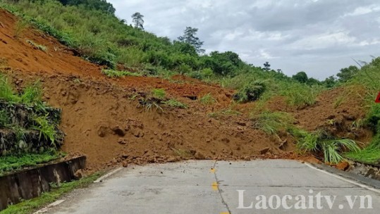 Sạt lở trên Quốc lộ 279