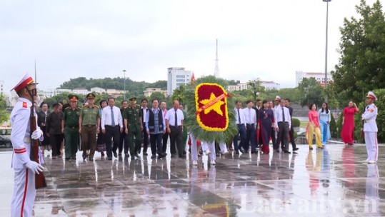 Đoàn đại biểu dâng hương tại Nhà lưu niệm Chủ tịch Hồ Chí Minh và Đài tưởng niệm các Anh hùng liệt sĩ