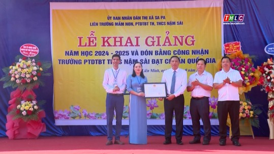 Phó Bí thư Tỉnh ủy Hoàng Giang dự khai giảng tại xã Liên Minh, thị xã Sa Pa