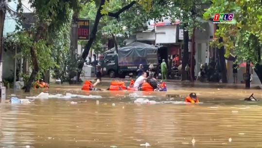 Nhiều tuyến phố tại thành phố Lào Cai ngập úng