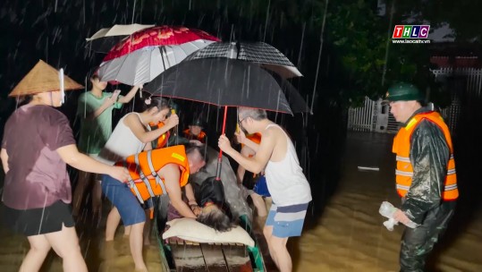 Bảo Yên: Lực lượng chức năng xuyên đêm cứu người dân trong lũ