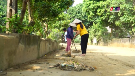 Người dân vệ sinh môi trường để sớm trở lại nhịp sống bình thường