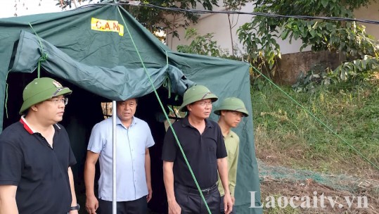 Bí thư Tỉnh ủy Đặng Xuân Phong khảo sát vị trí để xây dựng khu tái định cư Kho Vàng