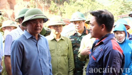 Đồng chí Đặng Xuân Phong kiểm tra, động viên lực lượng tìm kiếm cứu nạn tại thôn Nậm Tông