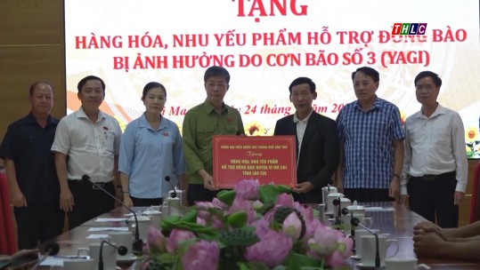 Đoàn đại biểu Quốc hội thành phố Cần Thơ trao tặng nhu yếu phẩm cho huyện Bảo Yên, Bắc Hà, Si Ma Cai