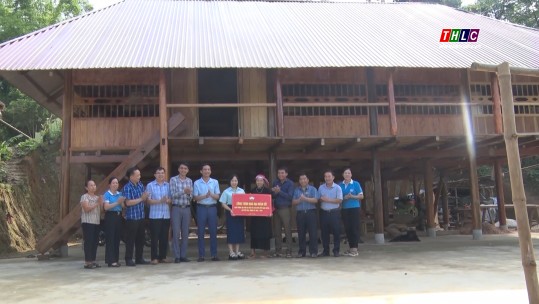 Văn Bàn chung tay “xóa nhà tạm, dột nát”