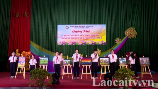 Đấu giá tranh gây quỹ ủng hộ học sinh nghèo vượt khó