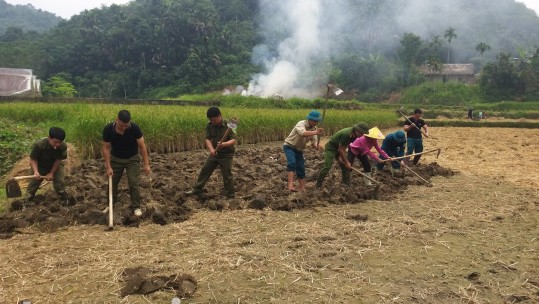 Công an huyện Bảo Yên hỗ trợ, giúp đỡ Nhân dân khắc phục hậu quả cơn bão số 3