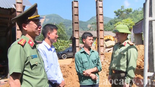 Bộ Công an kiểm tra công tác xây dựng nhà tặng người dân bị thiệt hại bởi thiên tai tại huyện Bảo Yên