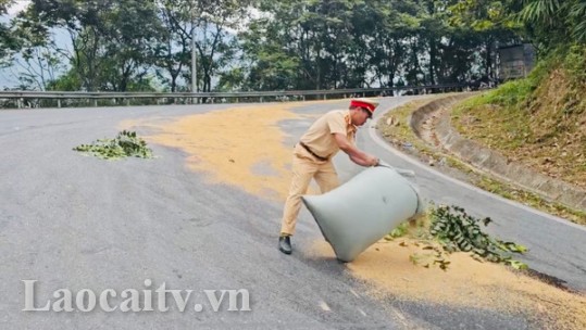 Lào Cai: Kịp thời khắc phục sự cố đường trơn trượt do vết dầu loang tại Quốc lộ 4D