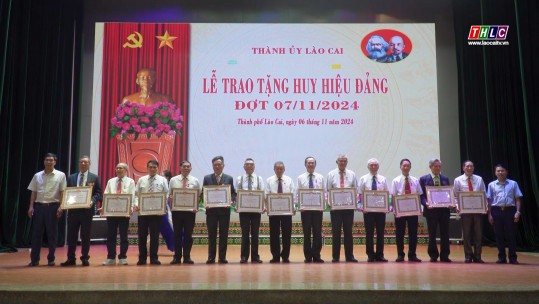 Thành ủy Lào Cai trao Huy hiệu Đảng đợt 7 cho 84 đảng viên