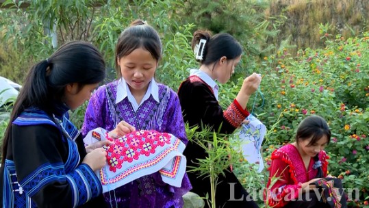 Giữ gìn và phát huy văn hóa truyền thống trong trường học