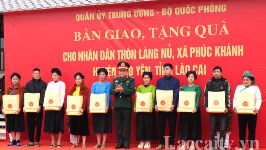 Quân ủy Trung ương - Bộ Quốc phòng bàn giao, tặng quà Nhân dân Làng Nủ