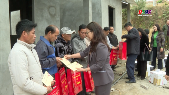 Thăm hỏi, tặng quà các gia đình đã hoàn thành nhà ở sau thiên tai