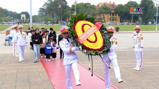 Trẻ em Làng Nủ về thăm Lăng Bác