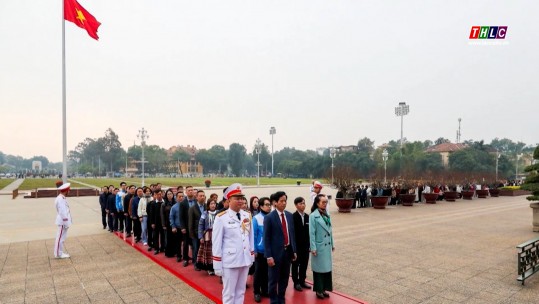 Người dân thôn Kho Vàng xúc động vào Lăng viếng Chủ tịch Hồ Chí Minh