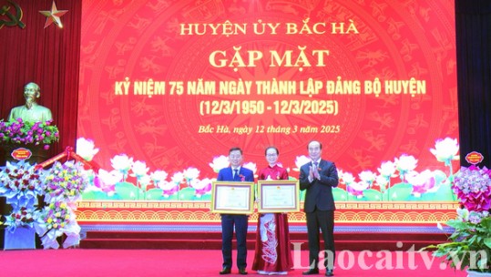 Gặp mặt kỷ niệm 75 năm ngày thành lập Đảng bộ huyện Bắc Hà