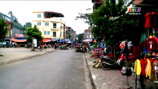 Bức xúc trước tình trạng lấn chiếm hành lang, vỉa hè ở chợ Pom Hán