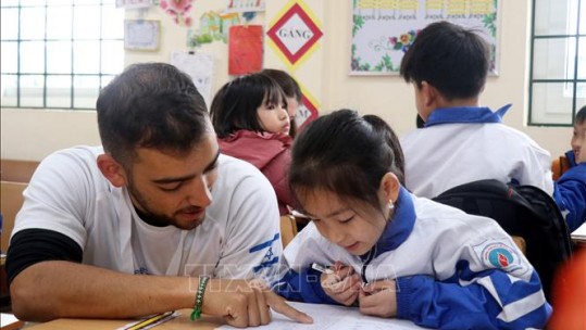 Tình nguyện viên Israel dạy học cho trẻ vùng cao Lào Cai