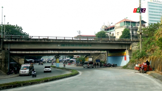 Gầm cầu chui đường Quốc lộ 70: Xe ô tô khách ngang nhiên đón trả khách