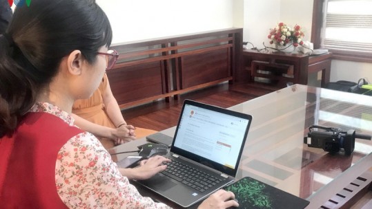 Người dân có thể ngồi ở nhà để làm hợp đồng mua điện